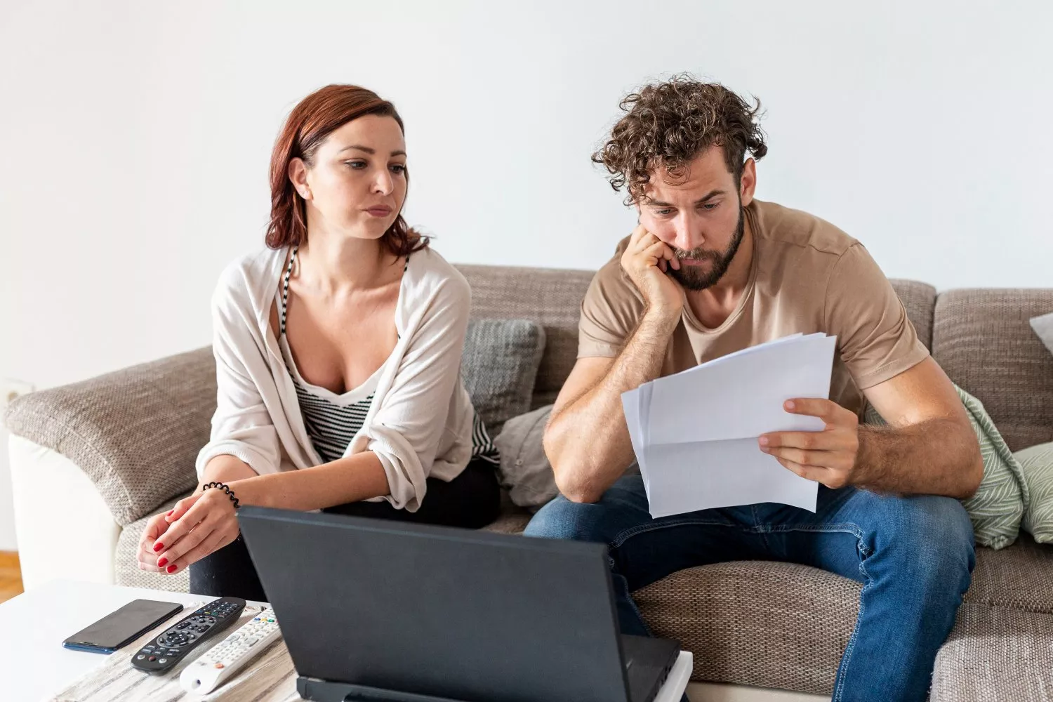Una familia hace cuentas y revisa facturas / FREEPIK