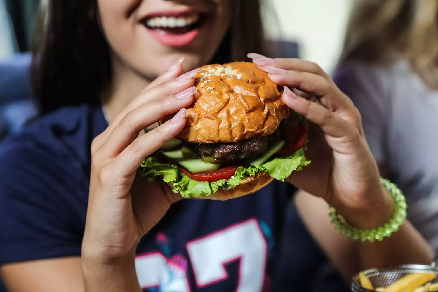 Una persona disfruta de una hamburguesa