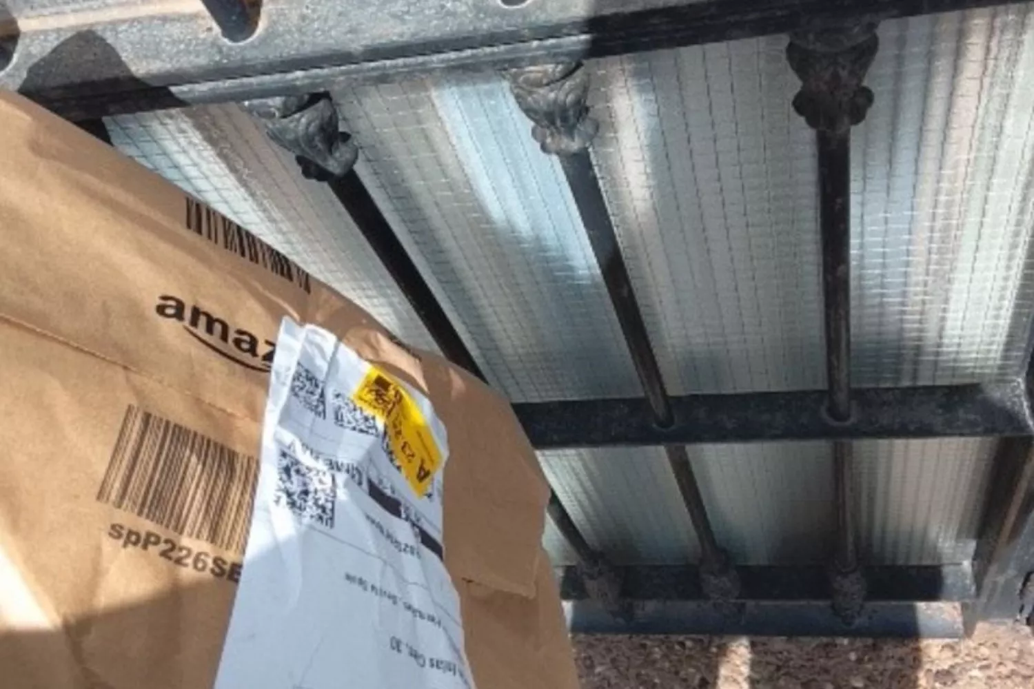 La foto del repartidor de Amazon delante de una casa desconocida por el cliente / CEDIDA