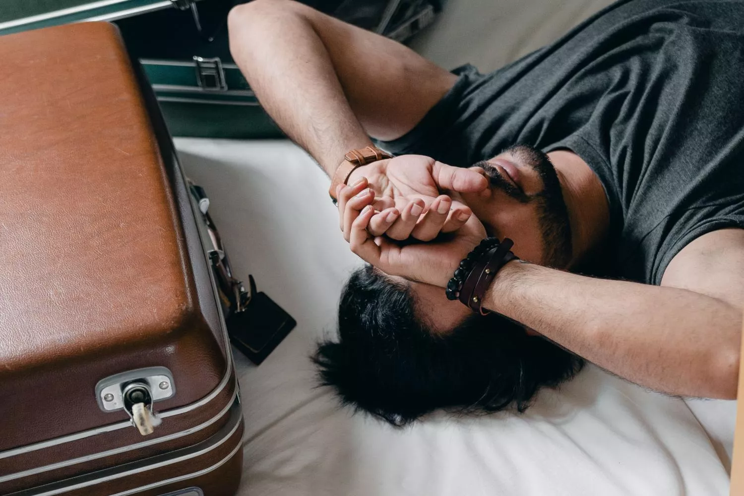 Un viajero estresado junto a unas maletas / PEXELS