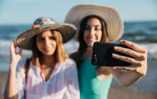 Dos chicas toman un selfie / MAGNIFIC Dos chicas toman un selfie / MAGNIFIC