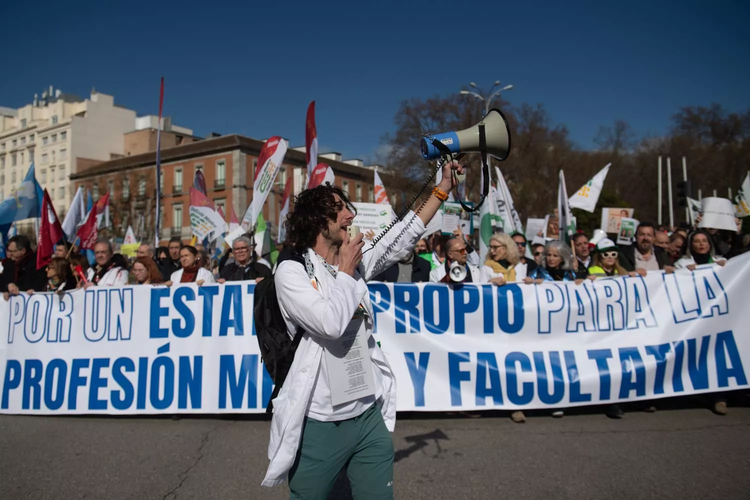 Manifestantes portan pancarta con lema 'Por un estatuto propio para la profesión médica y facultativa' durante la manifestación contra el Estatuto Marco del Ministerio de Sanidad / EP