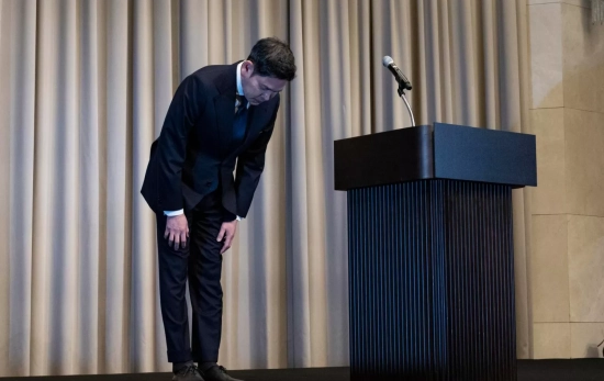 El presidente de Shinsegae, Chung Yong jin, hace una reverencia en señal de disculpa oficial durante El presidente de Shinsegae, Chung Yong jin, hace una reverencia en señal de disculpa oficial durante