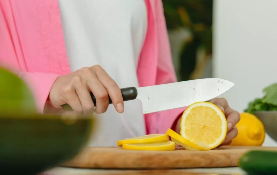 Una persona corta limones / PEXELS Una persona corta limones / PEXELS