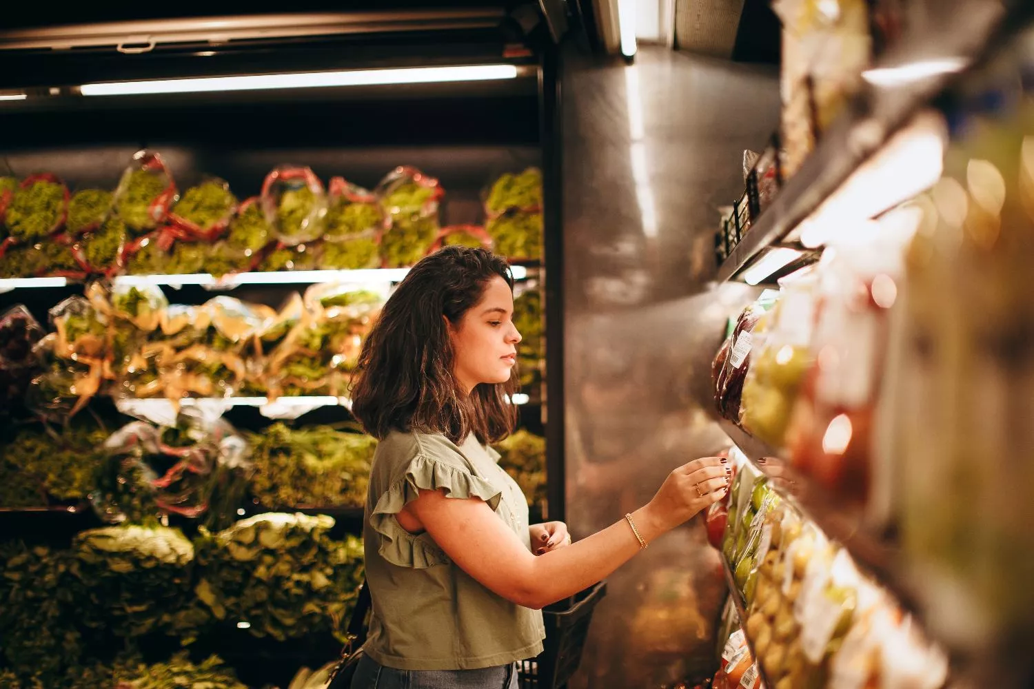 Una persona en un supermercado / PEXELS