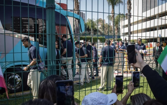Los jugadores de la selección de Irán afuera del hotel en Tijuana, México / Joebeth Terriquez - EFE Los jugadores de la selección de Irán afuera del hotel en Tijuana, México / Joebeth Terriquez - EFE