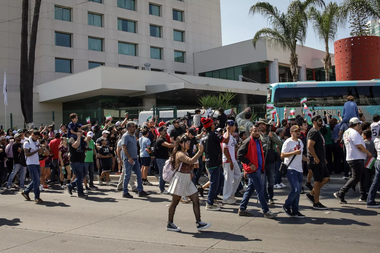 Aficionados despiden a los jugadores de  Irán afuera del hotel este en Tijuana, México / Joebeth Terriquez - EFE