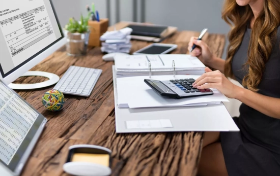 Una propietaria de una PYME haciendo cuentas sobre los Tax Free que hace en su comercio/CANVA Una propietaria de una PYME haciendo cuentas sobre los Tax Free que hace en su comercio/CANVA