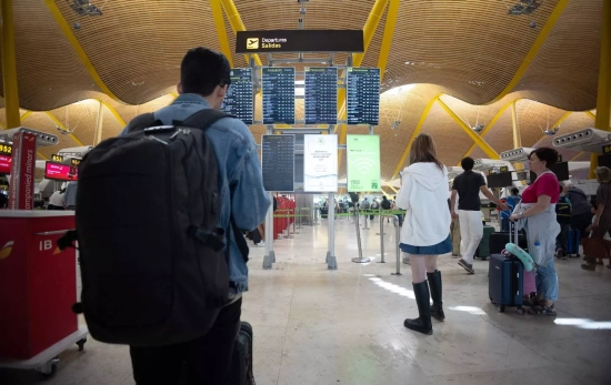 Varias personas con maletas en el aeropuerto Adolfo Suárez Madrid Barajas, Varias personas con maletas en el aeropuerto Adolfo Suárez Madrid Barajas,