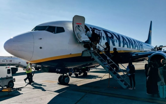 Pasajeros suben a un avión de Ryanair / PEXELS Pasajeros suben a un avión de Ryanair / PEXELS