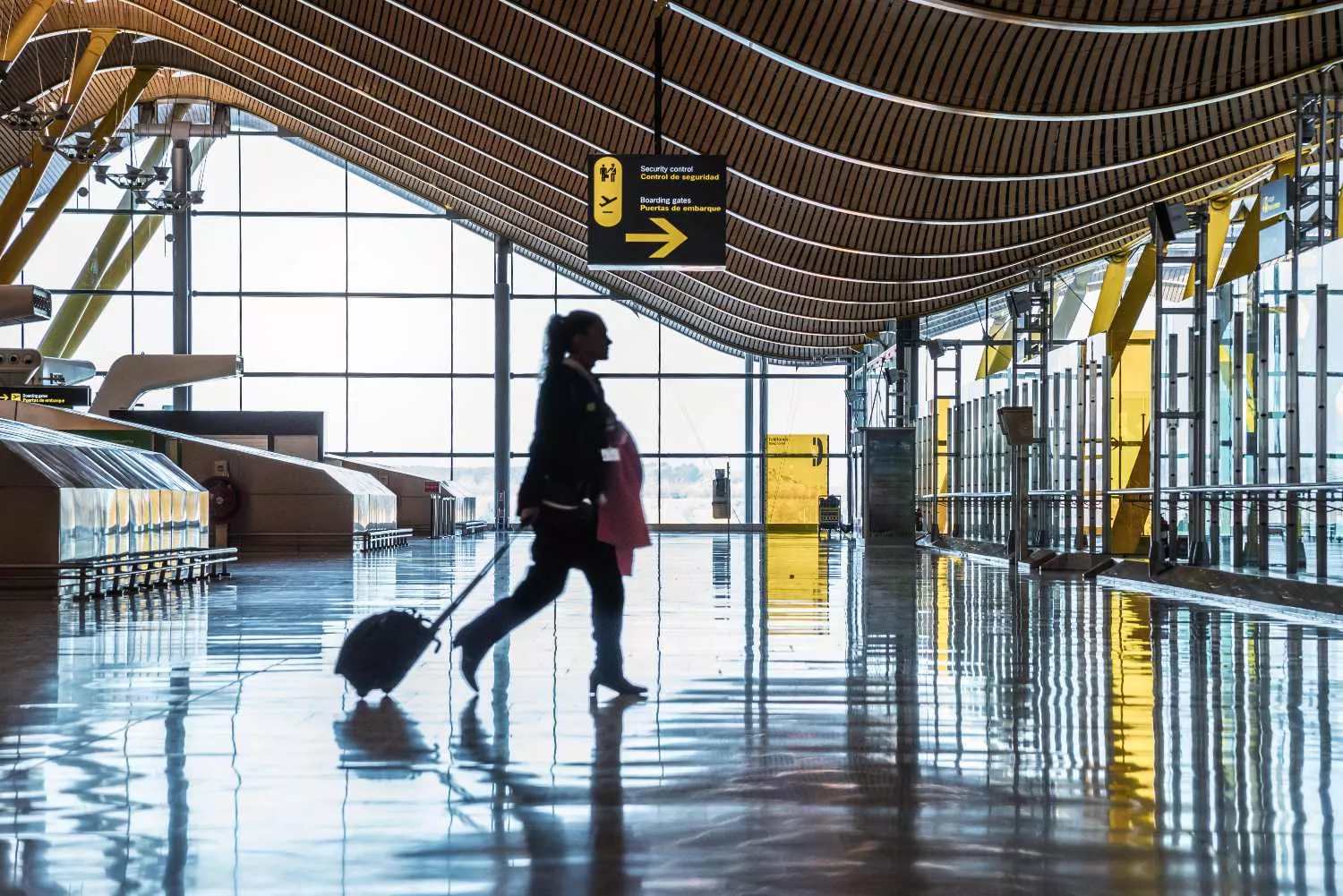 Una persona en un aeropuerto / FREEPIK