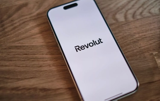 Un móvil con la app de Revolut / UNSPLASH