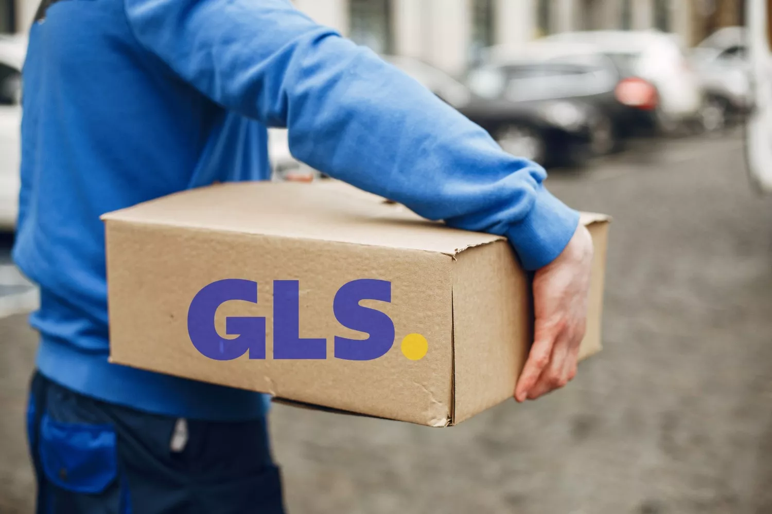 Una persona con un paquete de GLS / FOTOMONTAJE