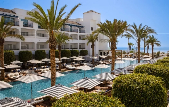 La piscina de Casa METT Sitges / METT HOTELS La piscina de Casa METT Sitges / METT HOTELS