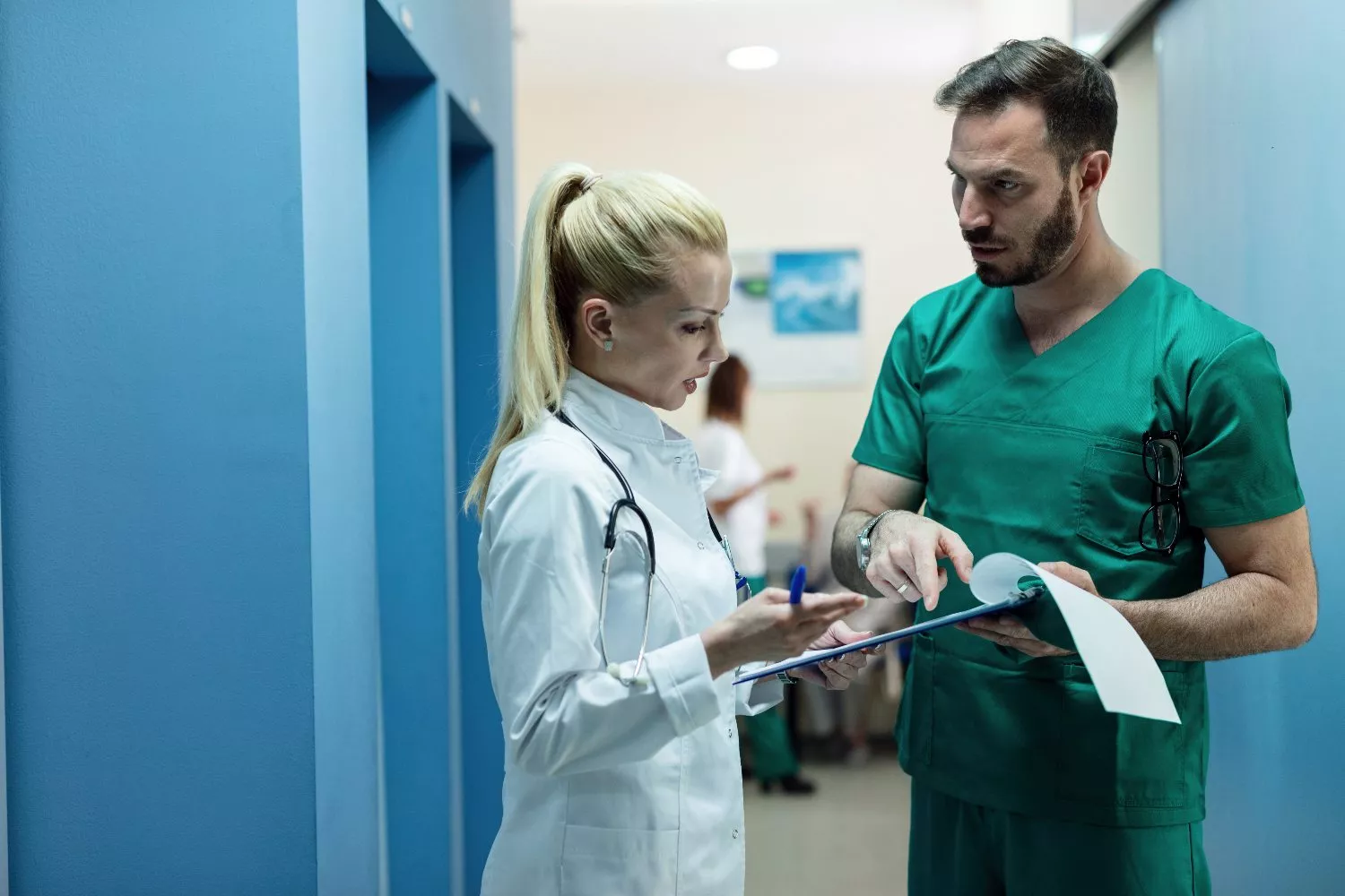 Médicos en un pasillo / FREEPIK