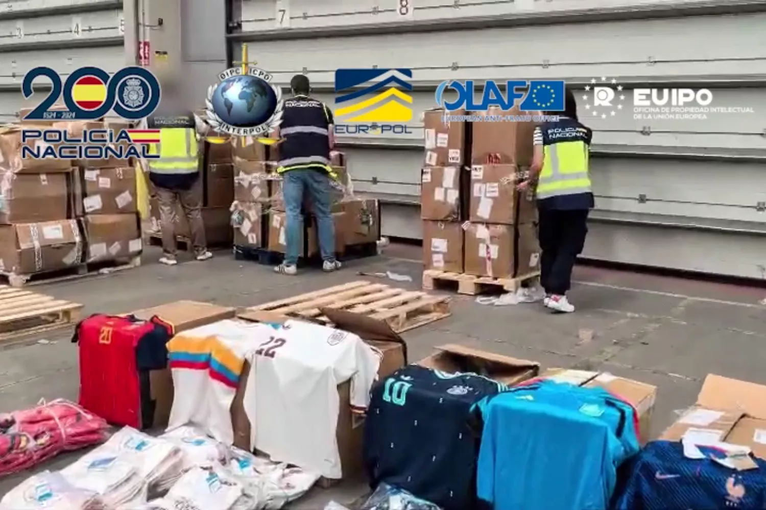Golpe al tráfico de camisetas falsas en pleno Mundial / Policía Nacional - EFE