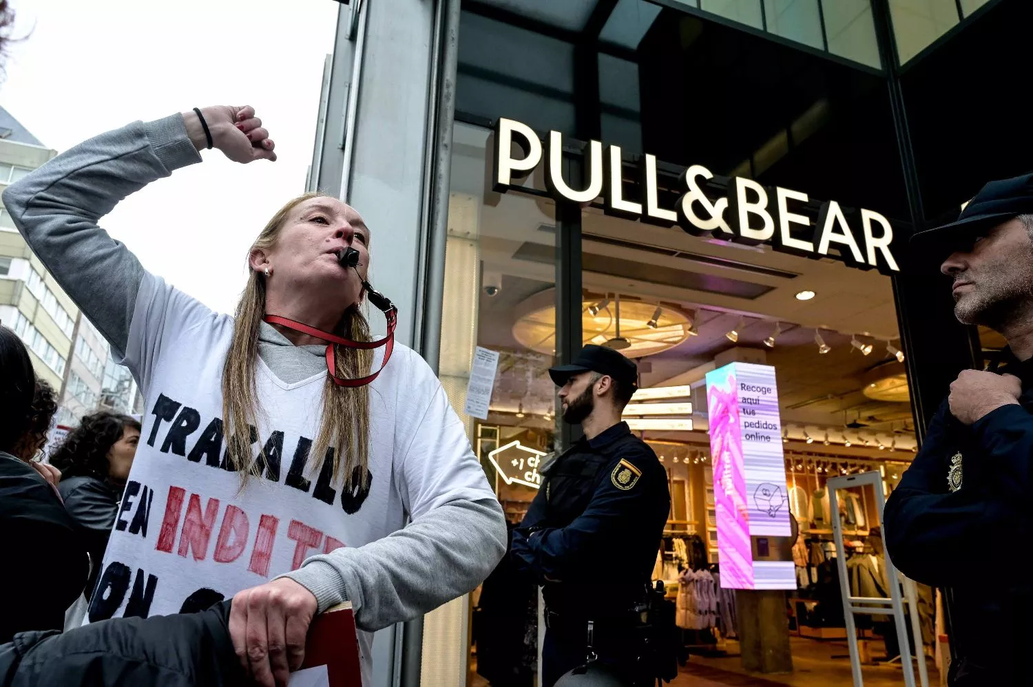 Una trabajadora de Inditex se manifiesta delante de un Pull&Bear   EUROPA PRESS   M.DYLAN