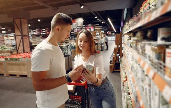 Dos personas hacen una compra / PEXELS