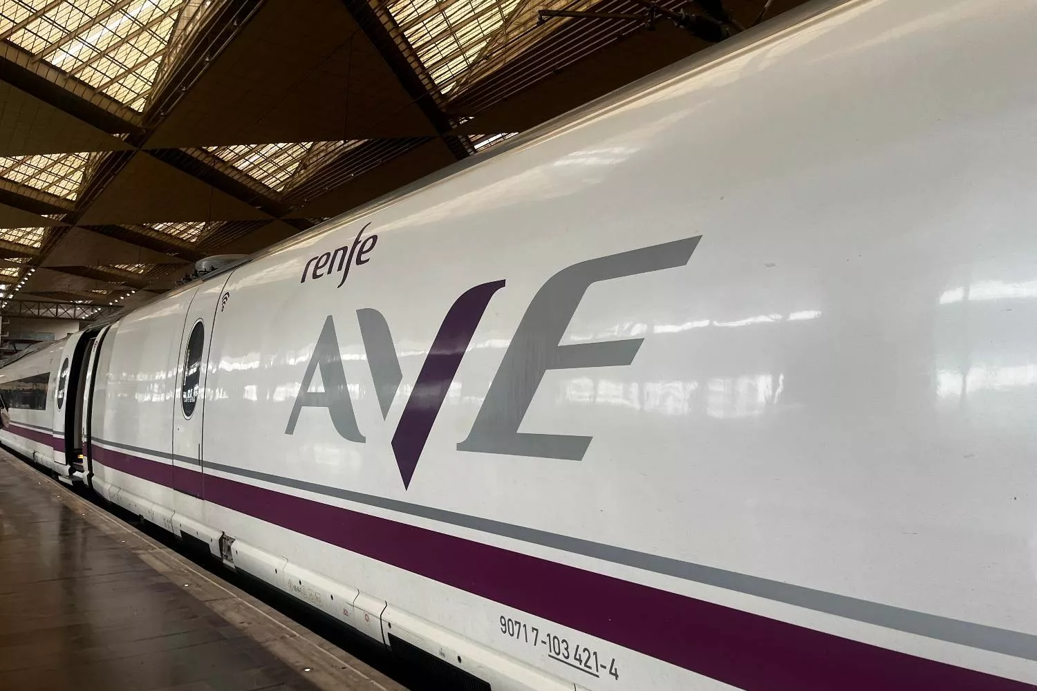 Un tren AVE parado en la estación de Delicias de Zaragoza