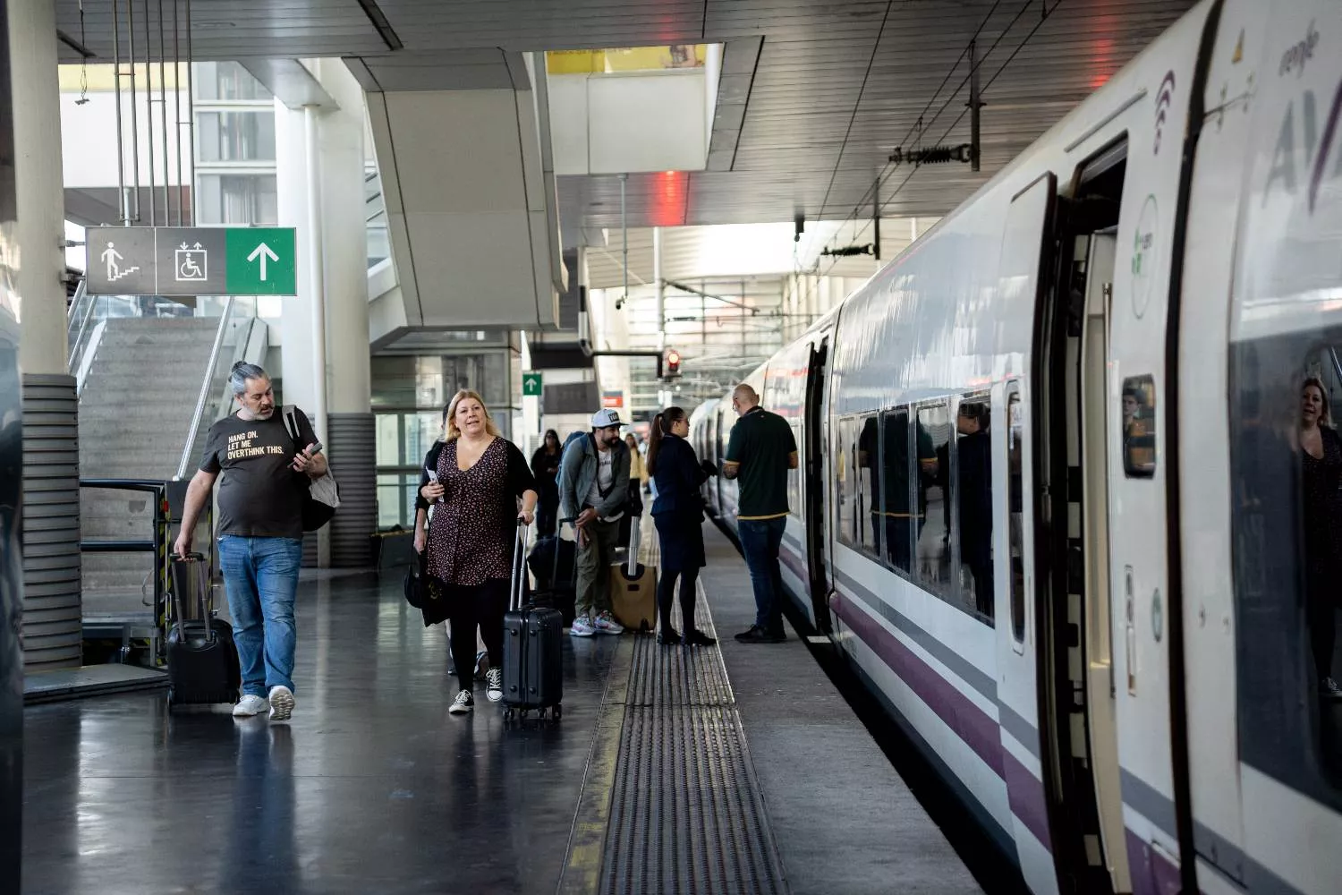 Pasajeros se suben a un tren AVE destino Málaga / EUROPA PRESS - GABRIEL LUENGAS