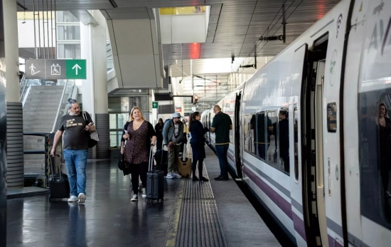 Pasajeros se suben a un tren AVE destino Málaga / EUROPA PRESS - GABRIEL LUENGAS Pasajeros se suben a un tren AVE destino Málaga / EUROPA PRESS - GABRIEL LUENGAS