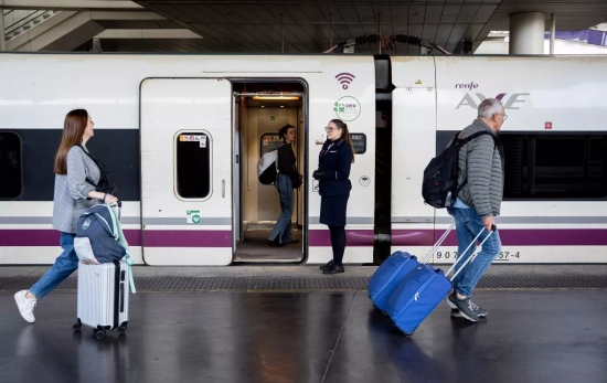 Pasajeros se suben a un tren AVE / EUROPA PRESS Pasajeros se suben a un tren AVE / EUROPA PRESS