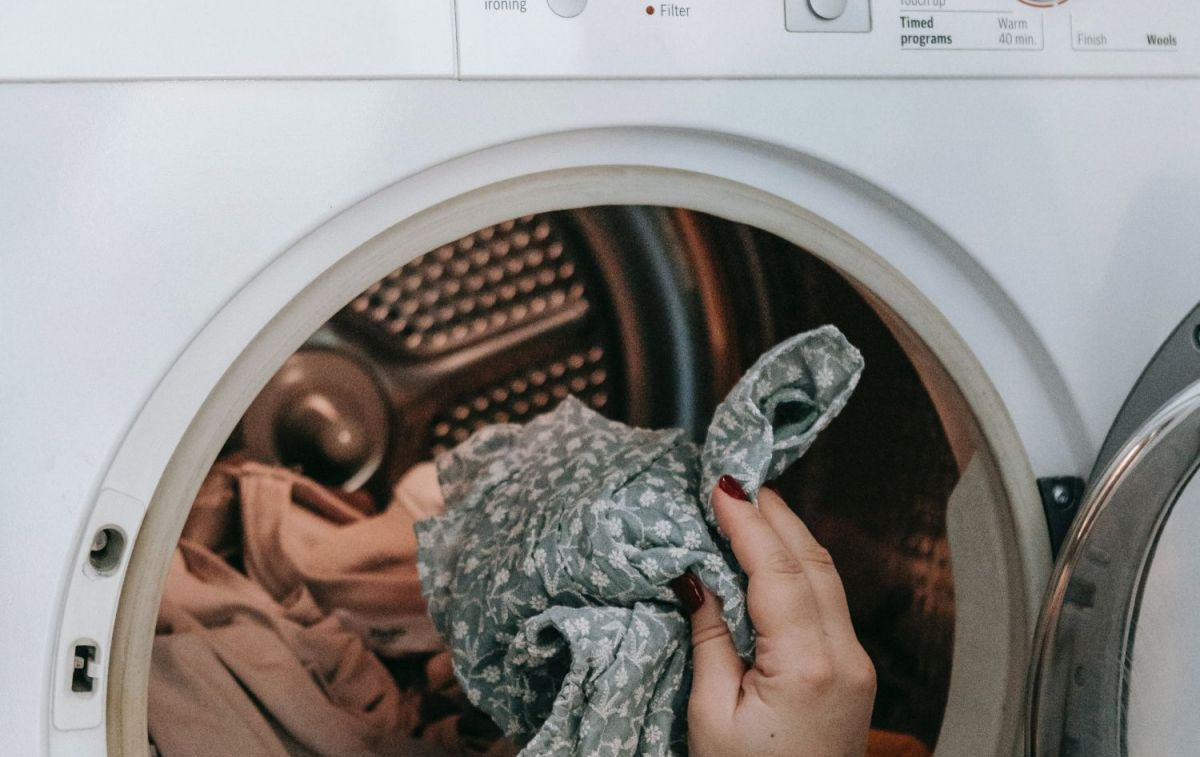 Una persona coloca ropa en la lavadora, uno de los electrodomésticos donde más se nota la subida del precio de la luz / PEXELS