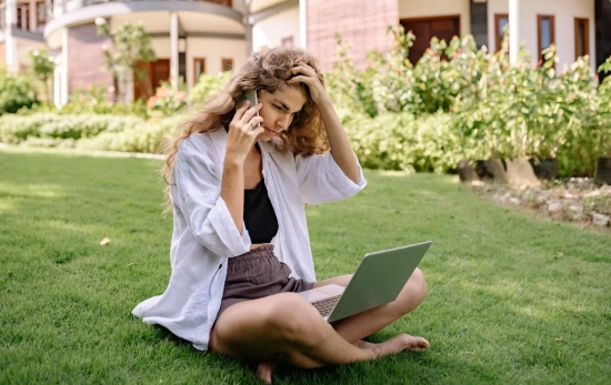 Una mujer llama por teléfono / PEXELS