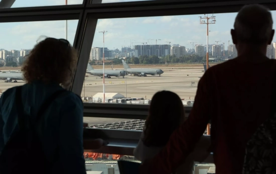 Una familia en el aeropuerto Ben Gurion de Tel Aviv   Gil Cohen Magen   EP