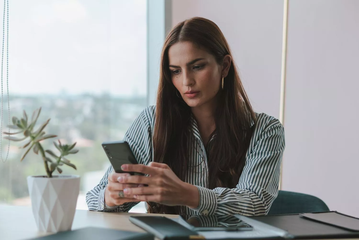 Una persona mira su móvil / PEXELS