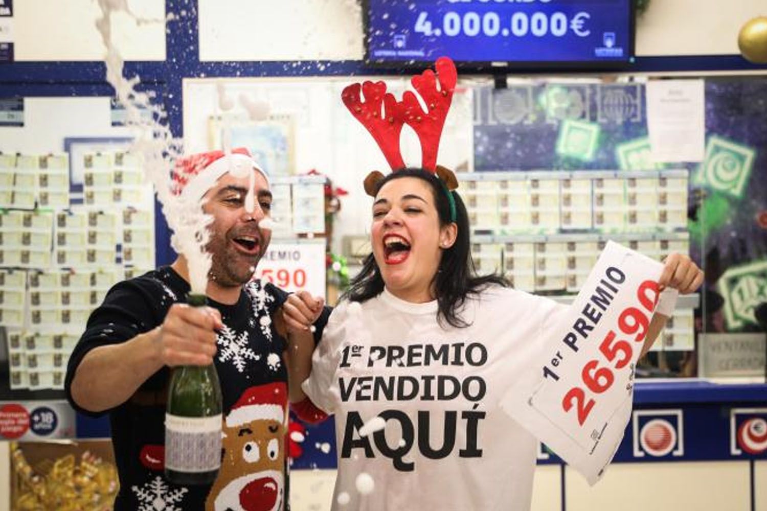 Dos loteros celebran haber vendido el gordo de la lotería de Navidad / EP