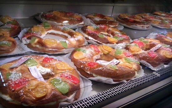 Varios roscones de reyes en un mostrador / Flickr bajo licencia Creative Commons