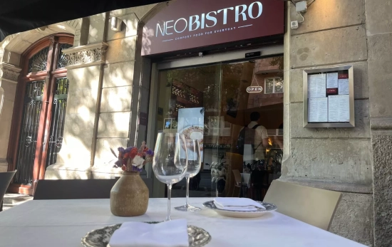 Una mesa en la terraza del restaurante Neo Bistro / TEO CAMINO Una mesa en la terraza del restaurante Neo Bistro / TEO CAMINO