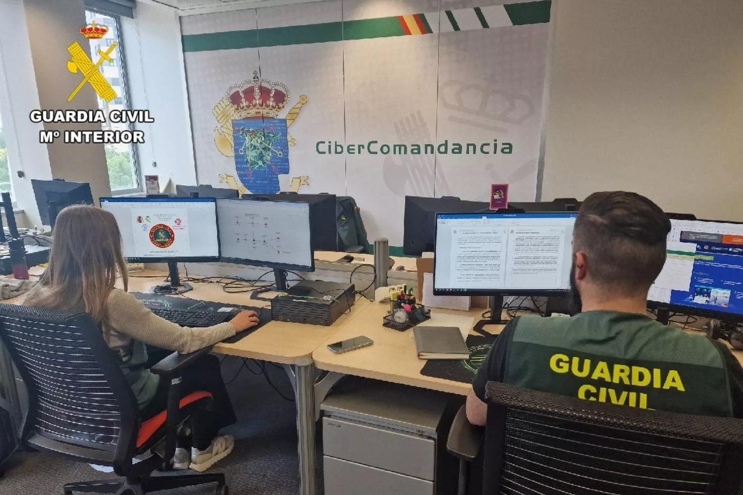 Dos agentes de la Guardia Civil del departamento de la CiberComandancia   EP
