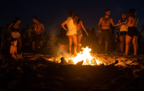 Centenares de personas frente a una hoguera en la playa de la Malvarrosa durante la Noche de San Jua Centenares de personas frente a una hoguera en la playa de la Malvarrosa durante la Noche de San Jua