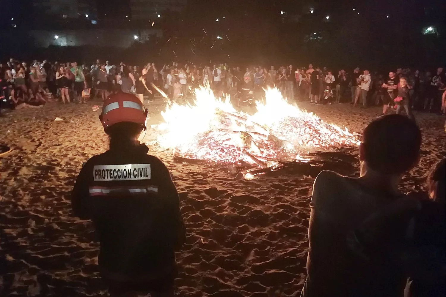 Hoguera de la noche de San Juan en la playa de Las Moreras de Valladolid / Protección Civil - EP