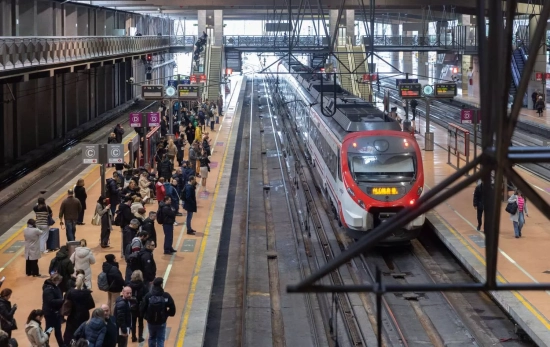Decenas de personas esperando al tren durante la huelga de Renfe y Adif, en la estación de Puerta de Decenas de personas esperando al tren durante la huelga de Renfe y Adif, en la estación de Puerta de