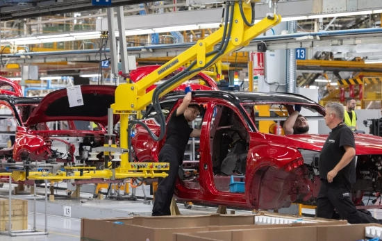 Montaje de modelos de Ebro como el primer eléctrico que Chery fabricará en Barcelona Marta Pérez Montaje de modelos de Ebro como el primer eléctrico que Chery fabricará en Barcelona Marta Pérez