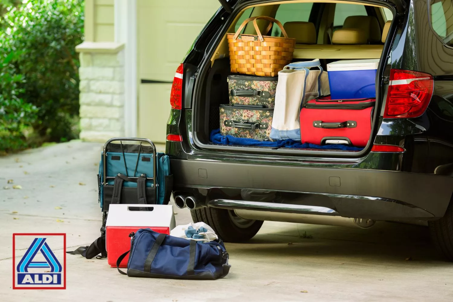 Accesorios de Aldi para viajar más cómodo en coche / Fotomontaje CONSUMIDOR GLOBAL