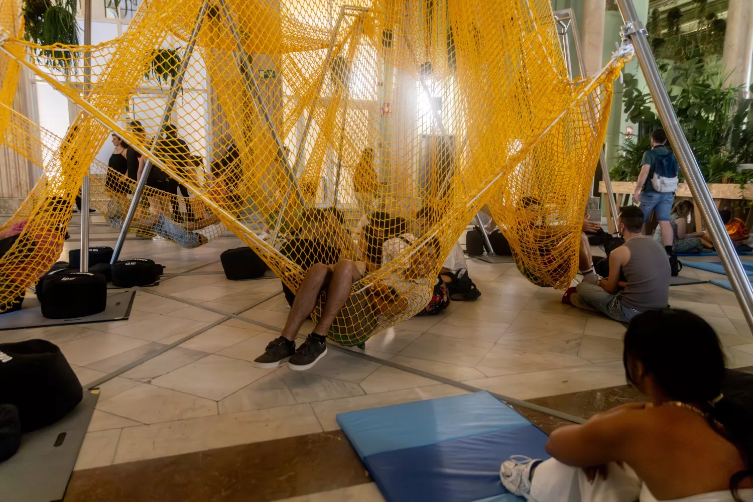 Decenas de personas en el Refugio Climático en el Círculo de Bellas Artes de Madrid / Ricardo Rubio - EP