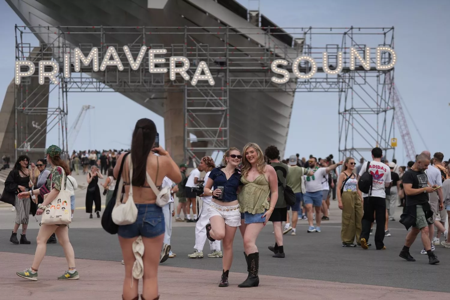 Personas con sus móviles en el Primavera Sound de Barcelona / DAVID ZORRAKINO - EP