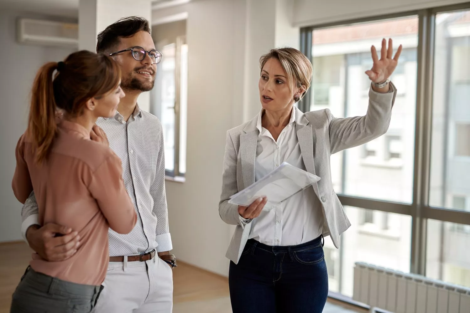 Una pareja con una agente inmobiliaria / FREEPIK