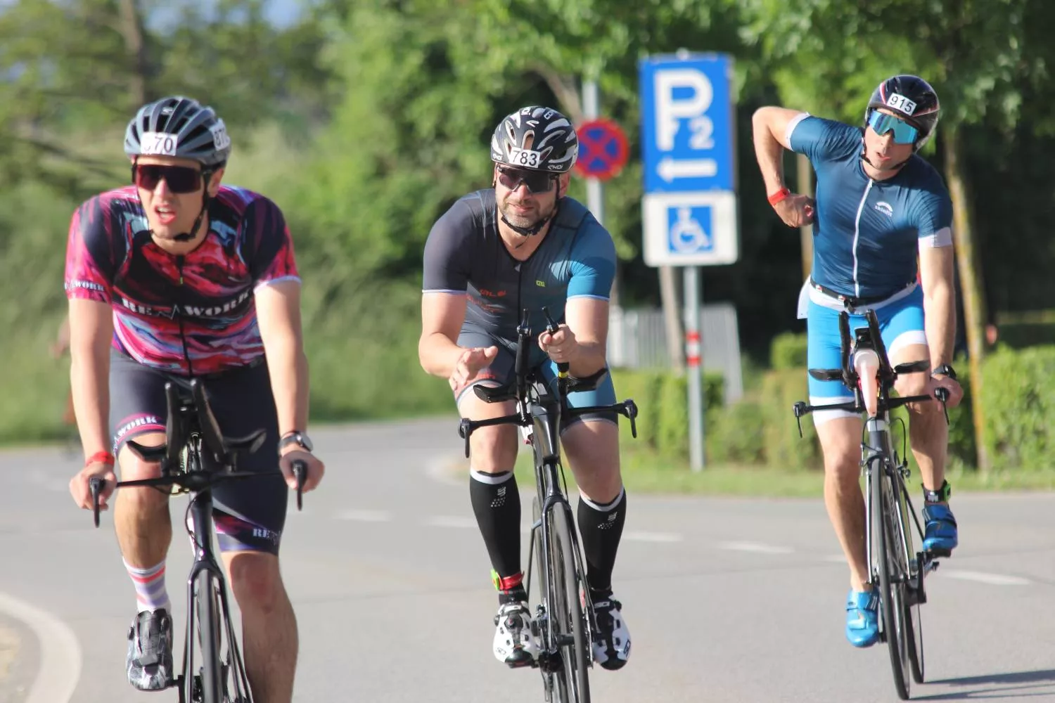 Varios ciclistas que hacen una triatlón   PIXABAY