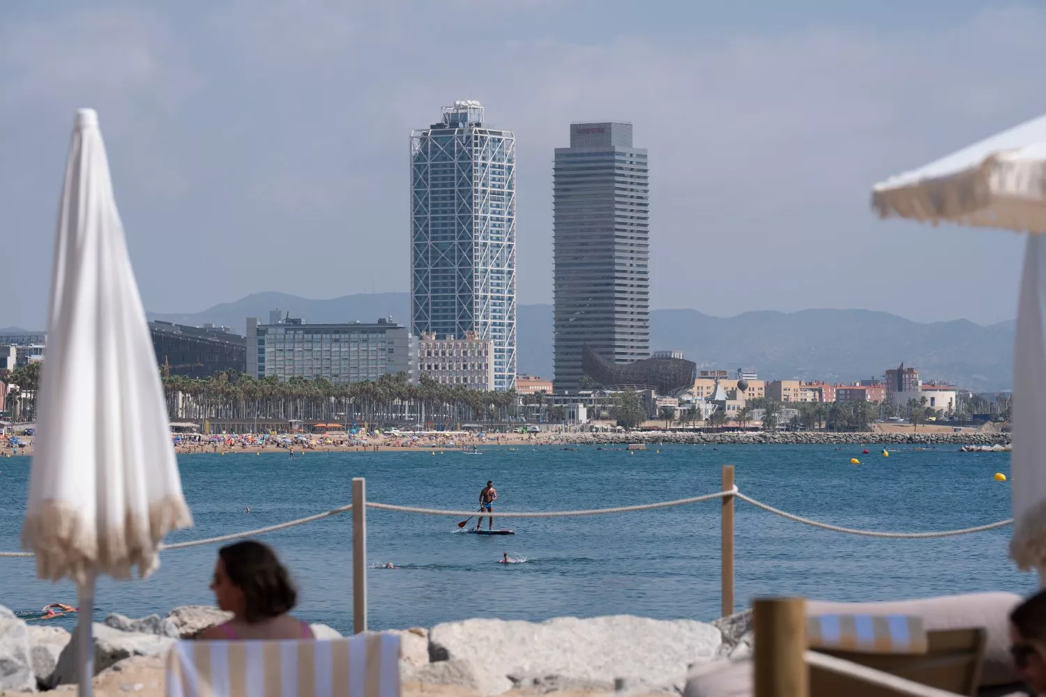 Vista de una playa de Barcelona en las inmediaciones del Hotel W en Barcelona / EUROPA PRESS