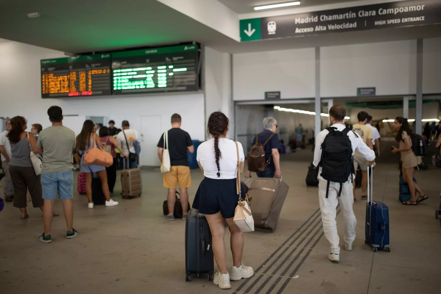 Varias personas esperan para coger un tren en la estación de Chamartín Clara Campoamor