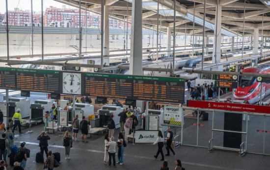 Varias personas esperando a pasar el control de acceso y viendo los carteles de salidas y llegadas, Varias personas esperando a pasar el control de acceso y viendo los carteles de salidas y llegadas,