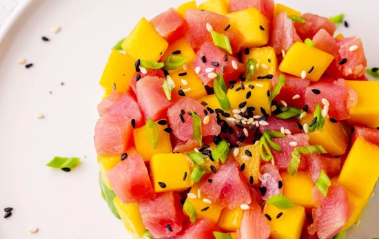 Tartar de atún marinado con aguacate y mango/ CANVA Tartar de atún marinado con aguacate y mango/ CANVA