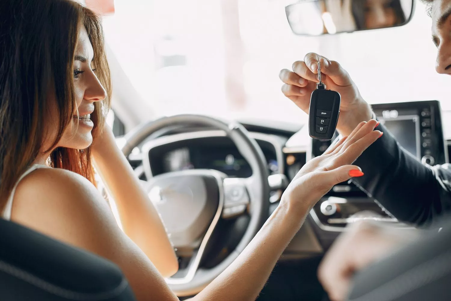 Una pareja alquila un coche   FREEPIK