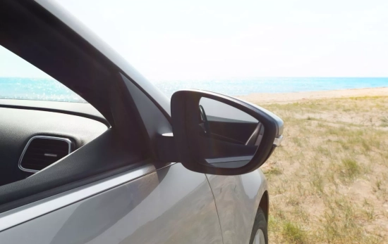 Ventanilla de un coche abierta en verano/ CANVA