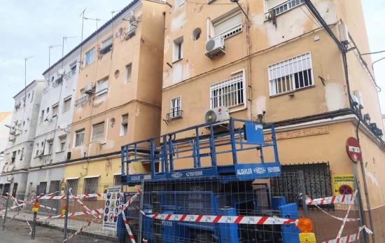 Obras en un bloque de viviendas situado en la calle Pintor Rosales de Almería Obras en un bloque de viviendas situado en la calle Pintor Rosales de Almería